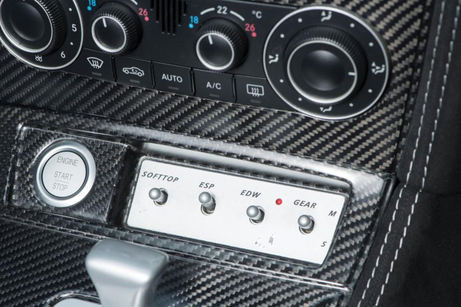 Детали интерьера Mercedes-Benz CLK-Class AMG DTM Cabriolet (A209) 2006 года  (фото 26 из 58)